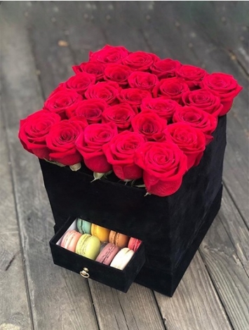 25 Adet Kutuda Kırmızı Güller ve Makaronlar