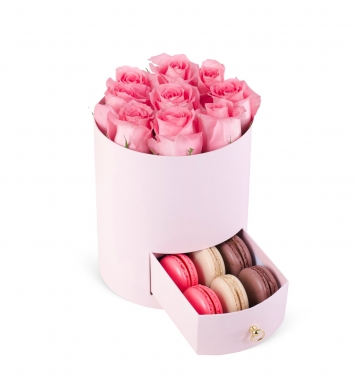 Özel Kutuda Renkli İthal Güller ve Makaronlar