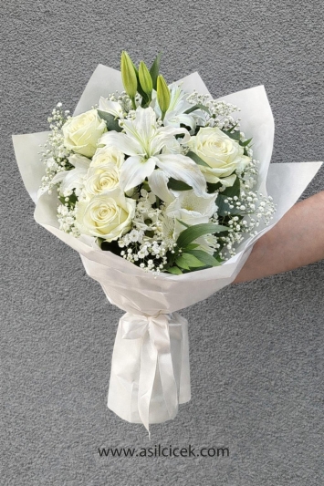 Beyaz kır çiçeği buketi