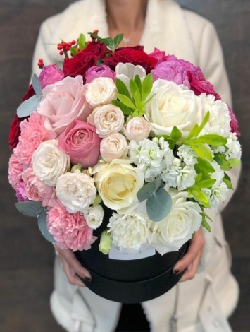 Kutu İçerisinde Renkli Çiçekler