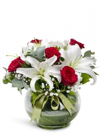 Cam Fanusta Lilyum ve Güller